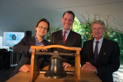 SP-Tweede Kamerlid Ronald van Raak, de eerste voorzitter van het Huis voor Klokkenluider Paul Loven en kwartiermaker Koos van der Steenhoven luiden de klok tijdens de openingsreceptie