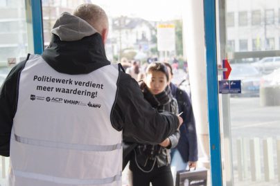 Nine Kooiman samen met  Politie