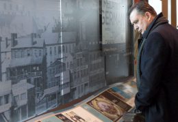 Emile Roemer op Ellis Island in New York