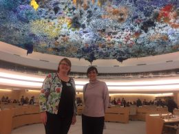 Anne-Marie Mineur en Lola Sanchez Caldentey (Podemos) in de plenaire zaal van de VN Mensenrechtenraad